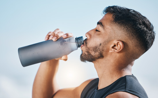 運動前に電解質を摂取する男性