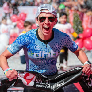 フェネラ・ラングリッジは、中距離および長距離のトライアスロンをレースする英国のプロアスリートです