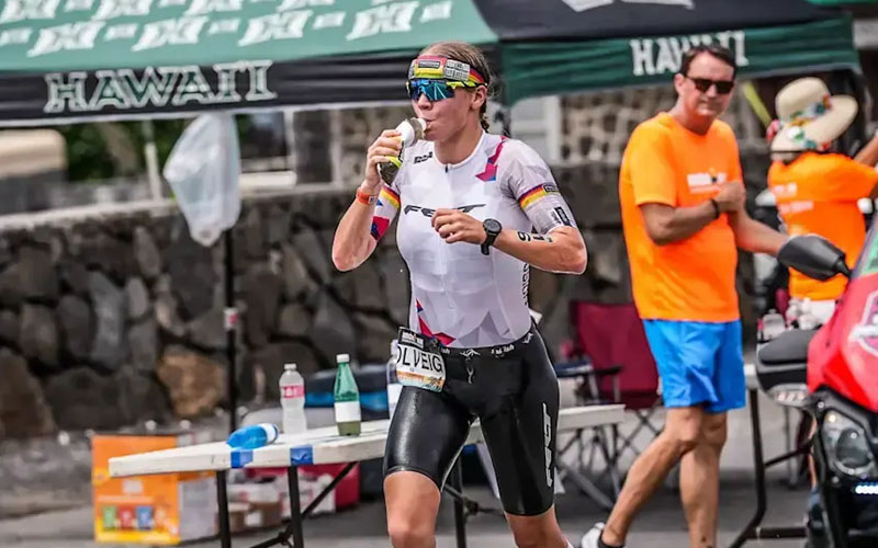 プレシジョンで補給しながらゴールを目指すロヴセス選手