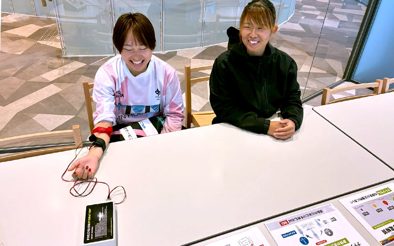 スウェットテストを受けるSASAYURI FC SHIGAのサッカー選手